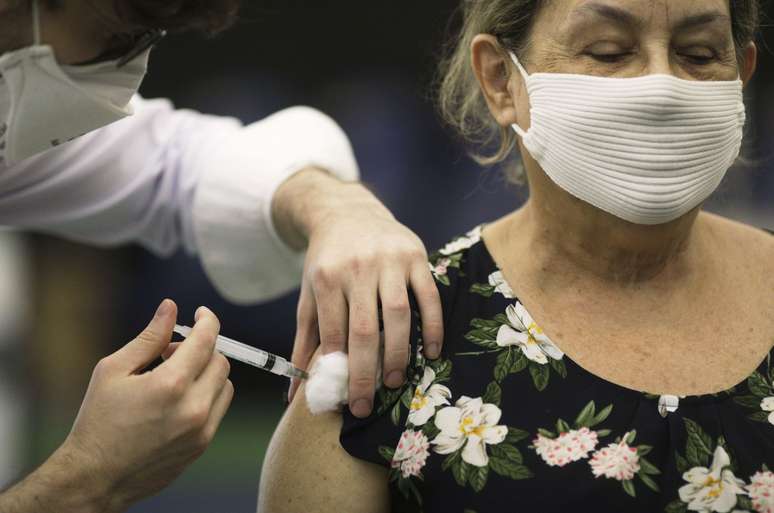 Idosa recebe dose de vacina contra Covid-19 no Rio de Janeiro
18/03/2021
REUTERS/Ricardo Moraes