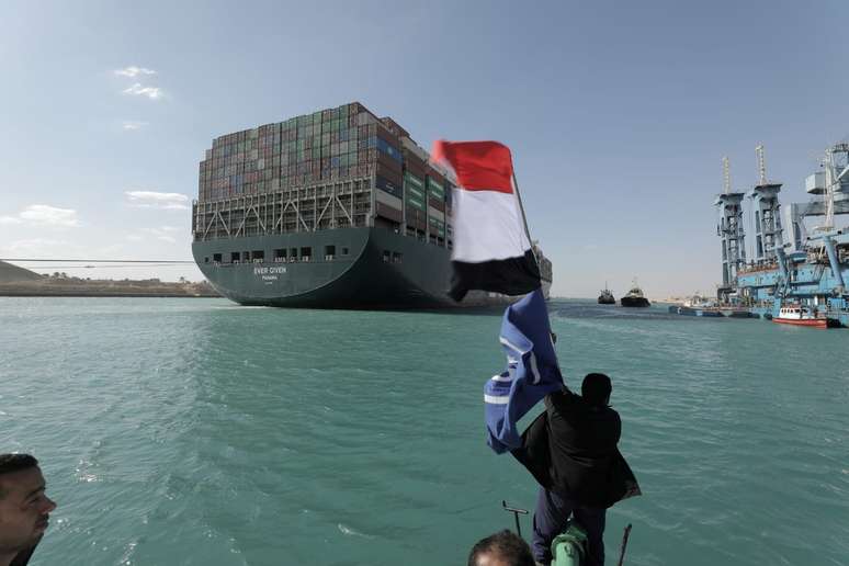 Homem chacoalha bandeira do Egito ao ver o navio Ever Given liberado ap&oacute;s dias encalhado no Canal de Suez
Autoridade do Canal de Suez (SCA)/via REUTERS 
