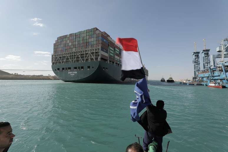 Homem chacoalha bandeira do Egito ao ver o navio Ever Given liberado após dias encalhado no Canal de Suez
Autoridade do Canal de Suez (SCA)/via REUTERS 