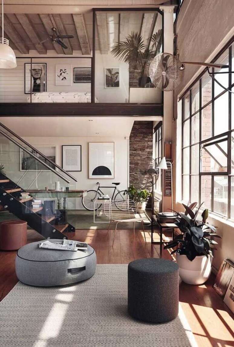 12. Casa conceito aberto moderna decorada com puff preto e cinza – Foto: Home Fashion Trend