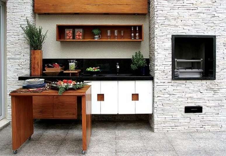 53. Churrasqueira revestida de pedra S&atilde;o Tom&eacute;, conhecida tamb&eacute;m como pedra canjiquinha. Fonte: Pinterest