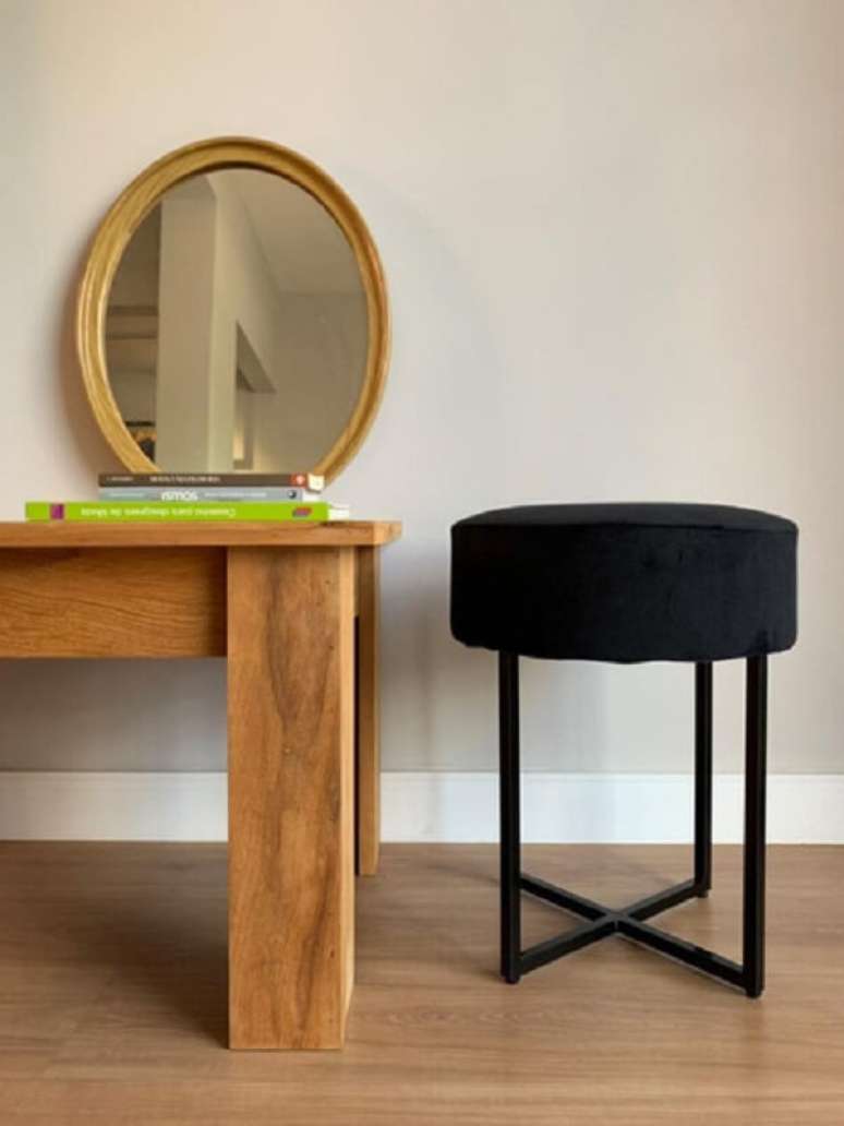 22. Decoração de sala com mesa de madeira e puff banqueta preto moderno – Foto: Pinterest