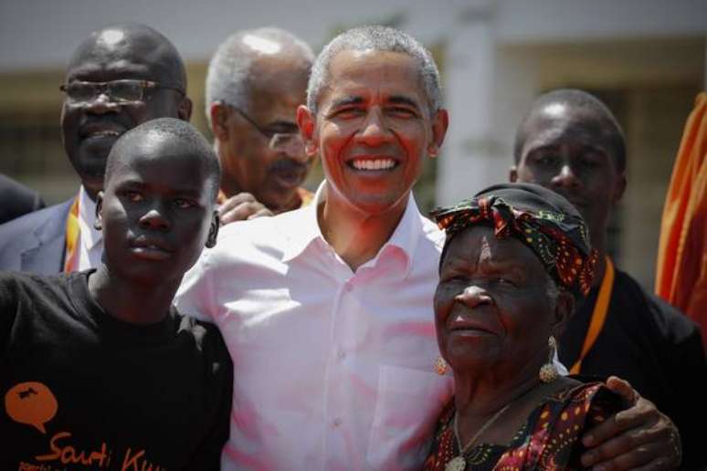 Barack Obama ao lado de um estudante e de Sarah Onyango