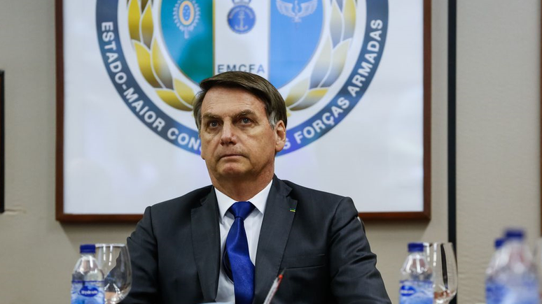 'Mais isolado, o presidente quer o apoio da espada, leia-se, do Exército', afirmou uma fonte sobre insatisfação de Bolsonaro com falta de apoio das Forças Armadas a seu governo