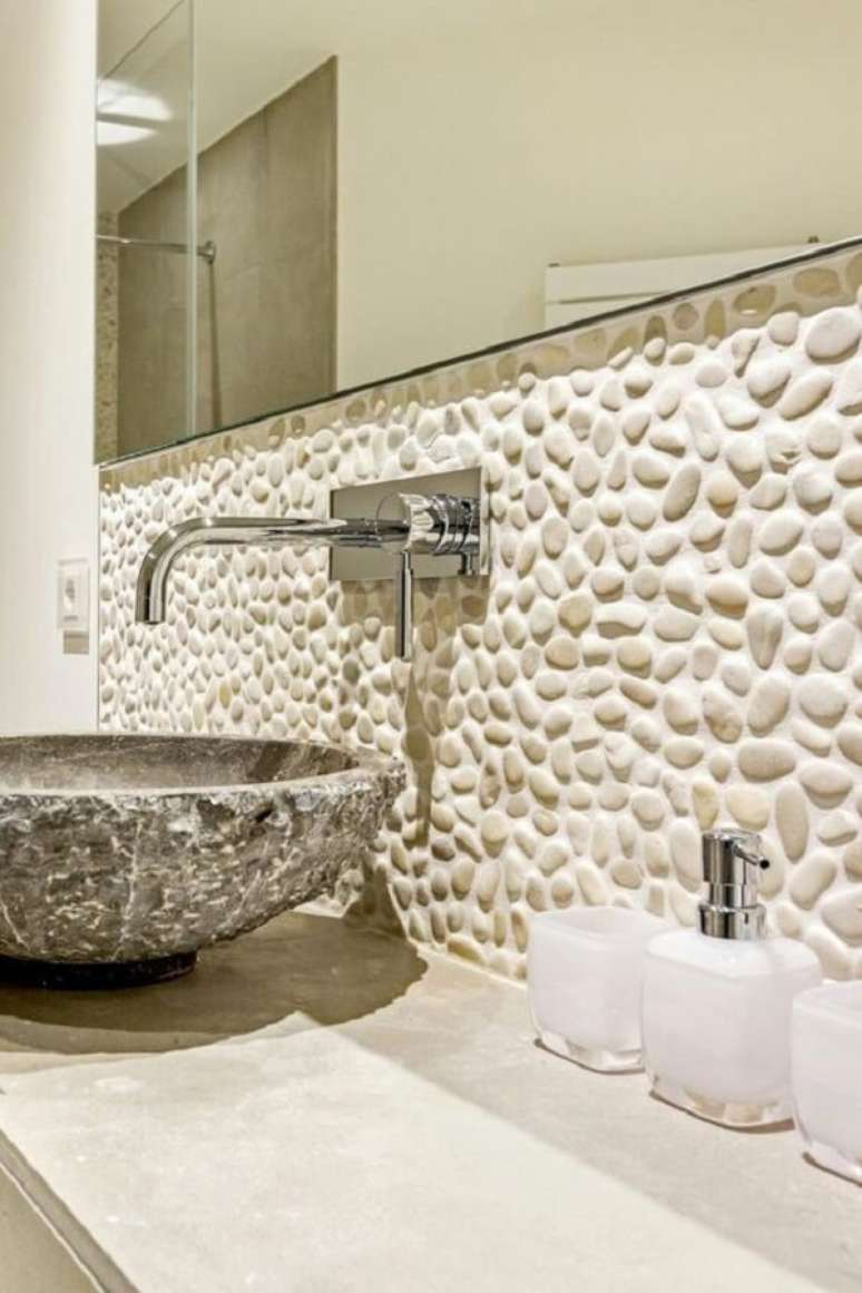 33. Os seixos brancos são usados como pedra para revestimento de parede. Fonte: Rudy Art