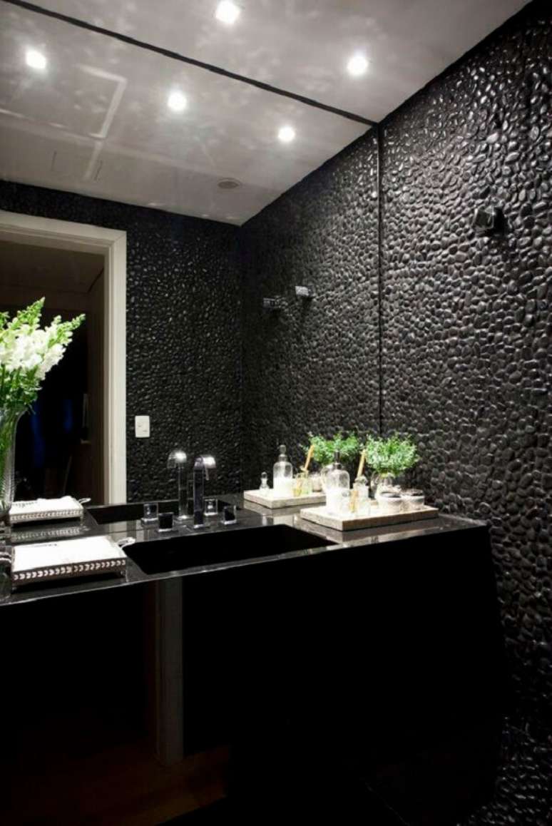 35. O seixo preto usado como pedra de revestimento deixa o banheiro ainda mais luxuoso. Fonte: Triplex Arquitetura