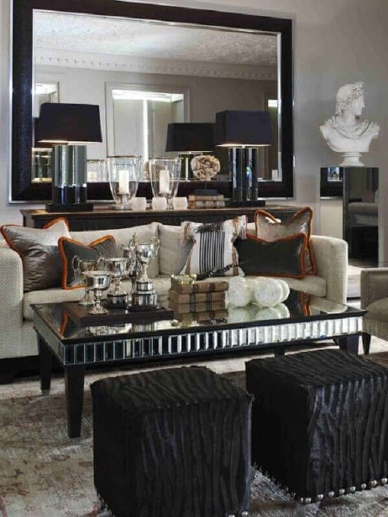 28. Sala de estar sofisticada decorada com puff preto quadrado e mesa de centro espelhada – Foto: Etsy