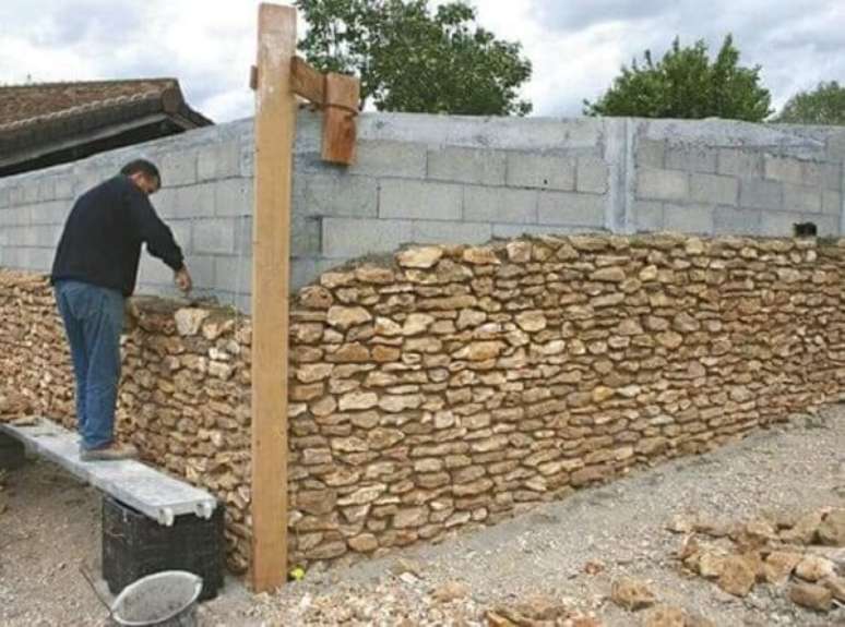 4. Pedra para revestimento de parede: a instalação de pedra madeira exige mão de obra especializada. Fonte: Pinterest