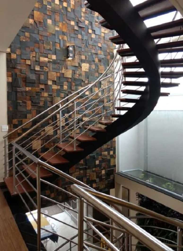 66. A escada caracol permite observar melhor os detalhes do revestimento de parede em pedra ferro. Fonte: Pinterest
