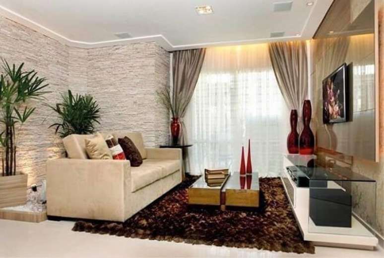 39. O revestimento de pedra para sala de estar foi feito com filetes de pedra São Tomé. Fonte: Piso de Pedra