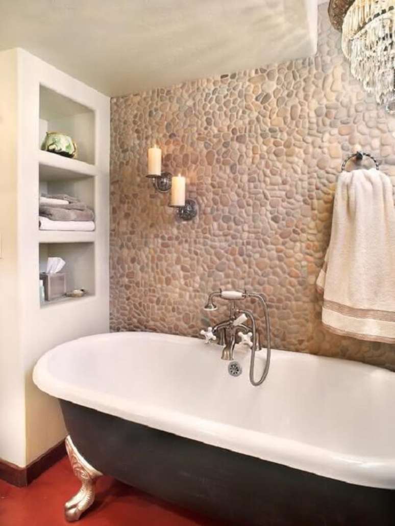 25. Revestimento de pedra bege em seixos decora a área da banheira. Fonte: Pinterest
