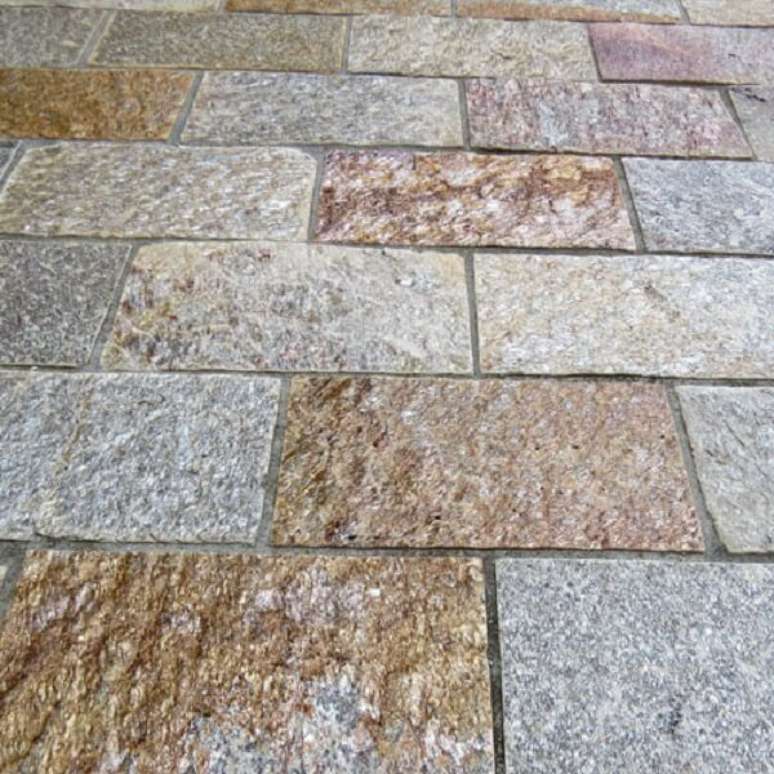 10. A pedra Goiás é um revestimento de pedra natural muito usada em piso. Fonte: Pinterest