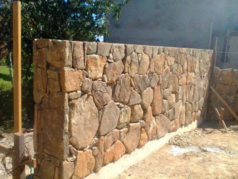 22. Revestimento de pedra para muro feito com pedra bolão. Fonte: Pinterest