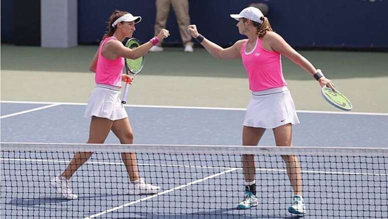 Luisa Stefani (esq.) está nas quartas de final do torneio de duplas do WTA 1000 de Miami.