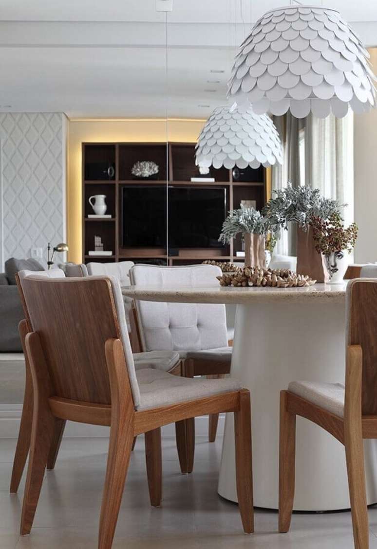 50. Decoração de sala de jantar com luminária moderna para mesa com cadeira acolchoada de madeira – Foto: Otimizi