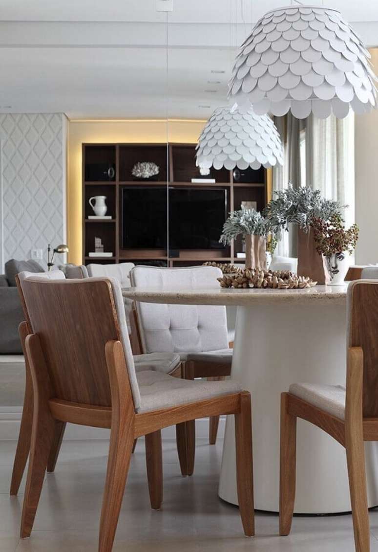50. Decora&ccedil;&atilde;o de sala de jantar com lumin&aacute;ria moderna para mesa com cadeira acolchoada de madeira &ndash; Foto: Otimizi