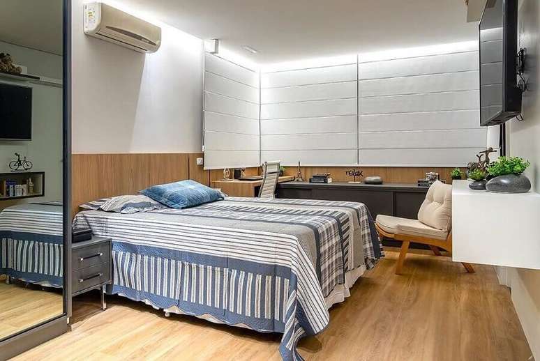 11. Decora&ccedil;&atilde;o com cadeira acolchoada para quarto de casal planejado &ndash; Foto: Andreas M&oacute;veis