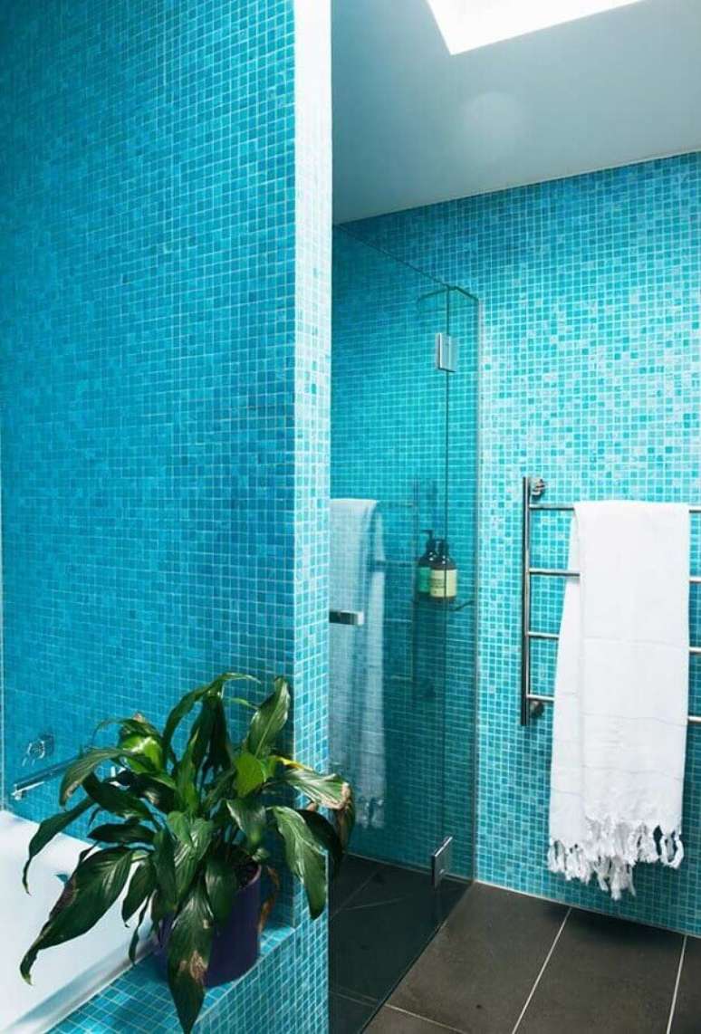 57. Decoração simples com pastilhas para banheiro azul turquesa – Foto: Houzz