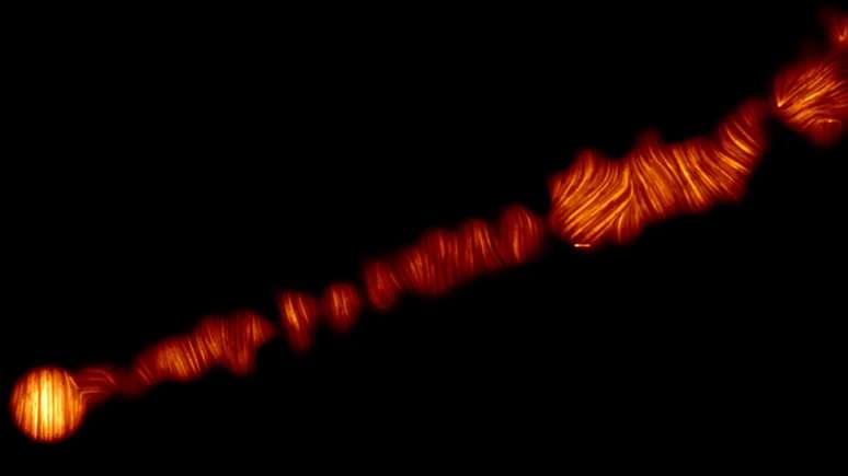 Imagem mostra jatos de luz polarizada escapando do buraco negro
