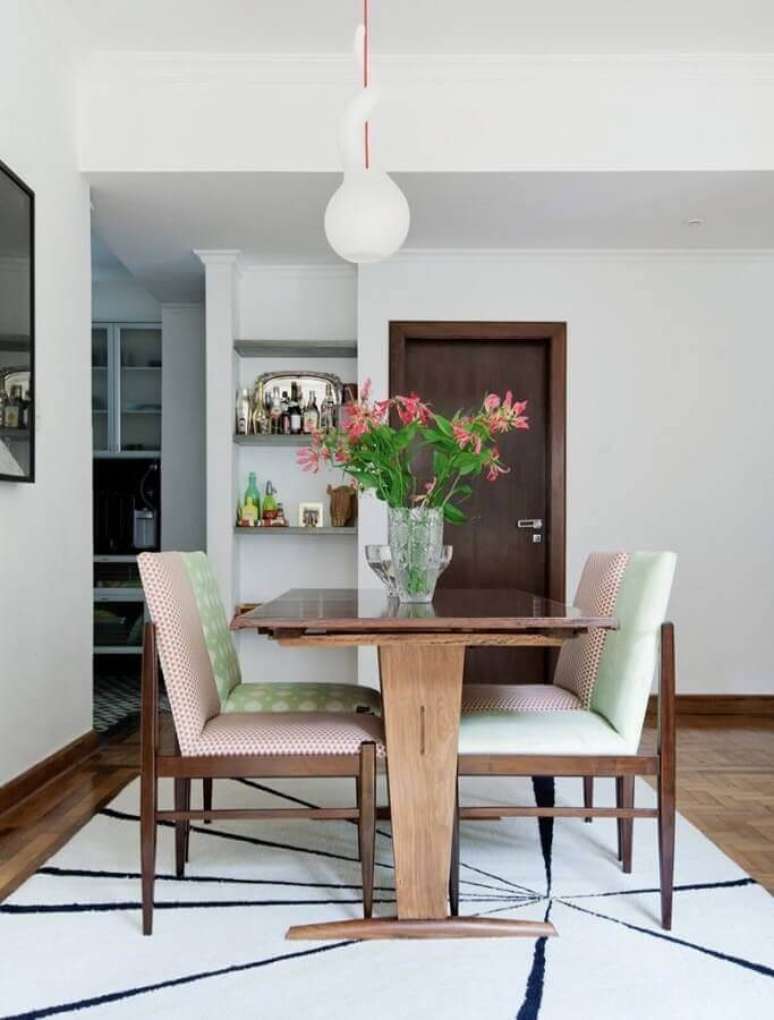 32. Decoração de sala de jantar com mesa de madeira e cadeiras acolchoadas – Foto: Dcore Você