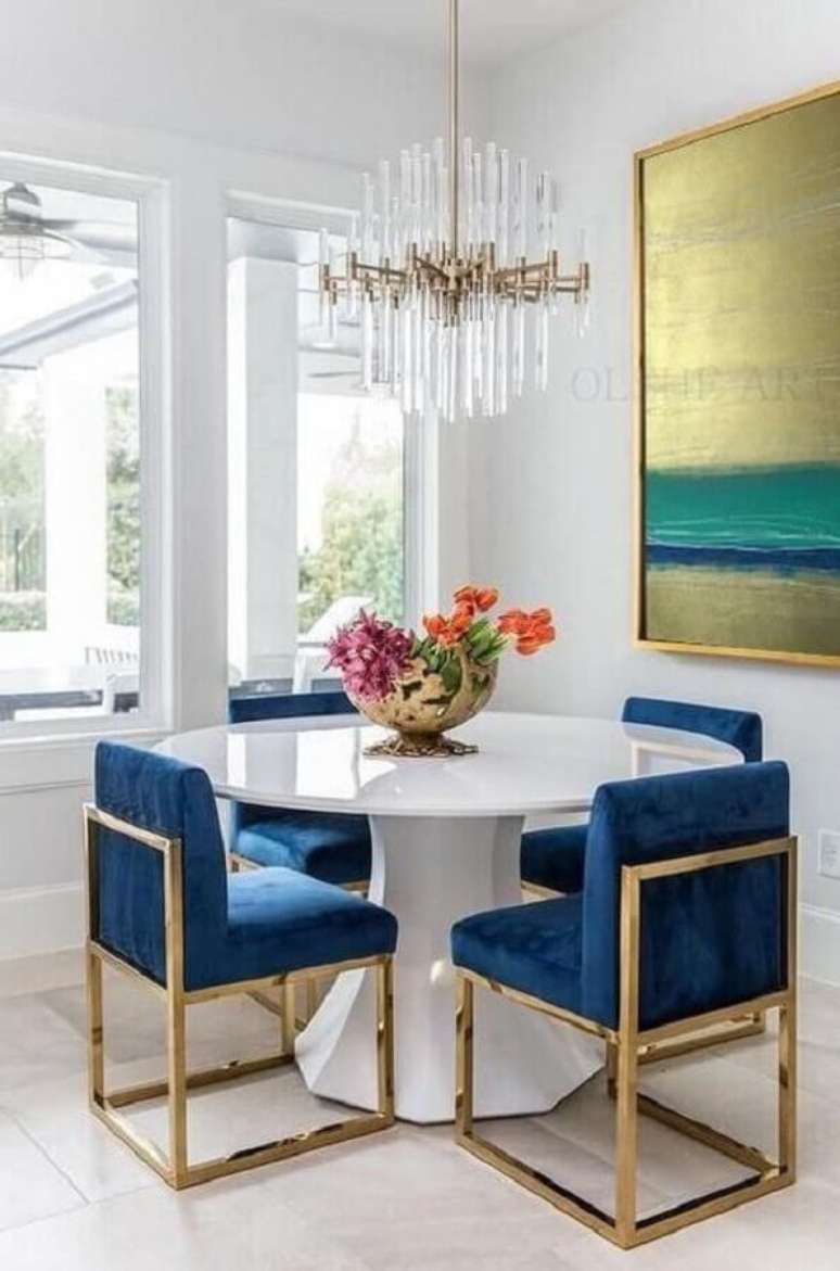 61. Decoração de sala de jantar pequena com mesa redonda e cadeira acolchoada azul – Foto: Etsy