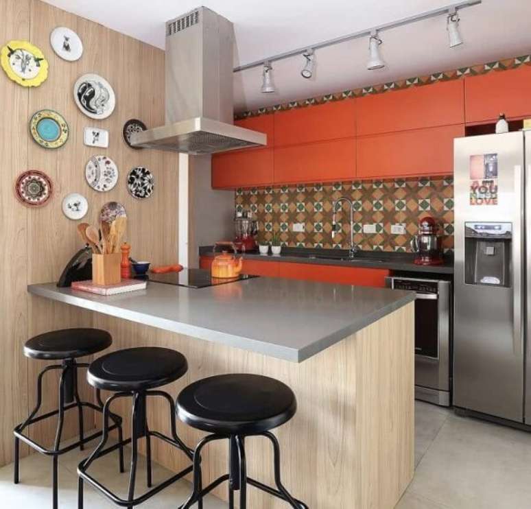11. O armário de cozinha basculante laranja traz um ponto de destaque charmoso para a decoração. Fonte: Pinterest