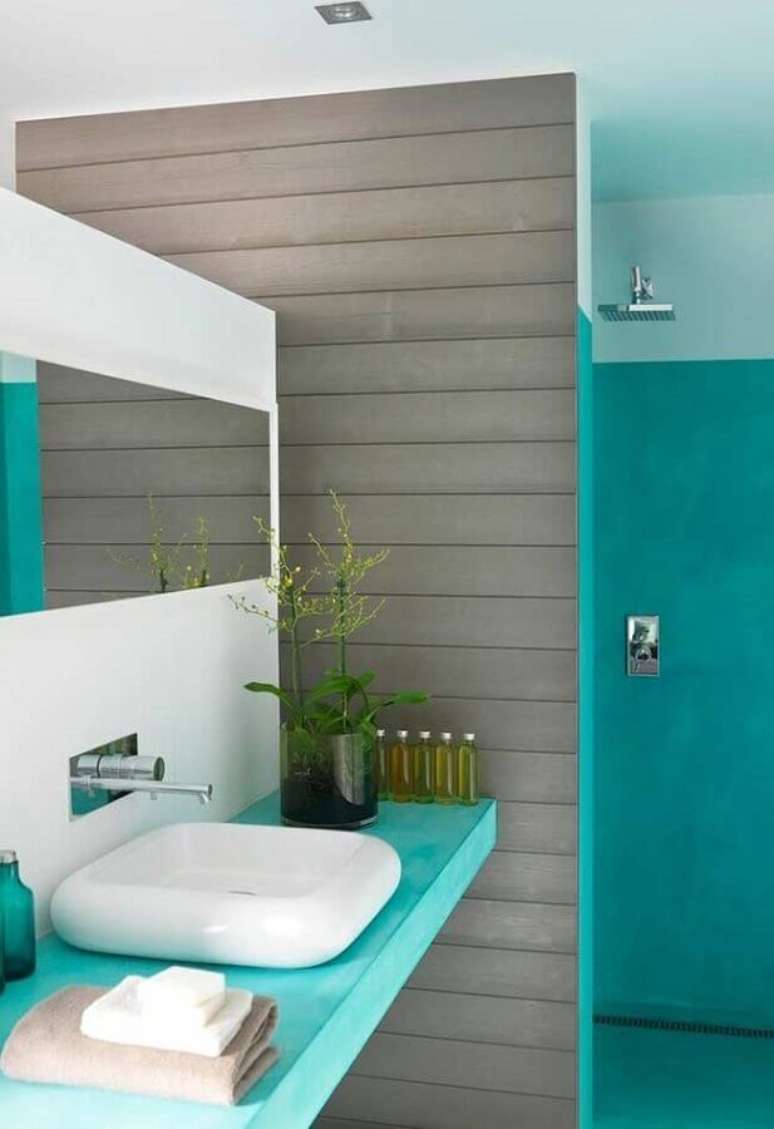 35. Decoração moderna para banheiro azul turquesa e cinza – Foto: Histórias de Casa
