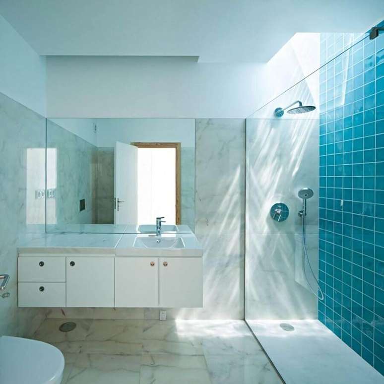 41. Decoração simples para banheiro azul turquesa e branco com gabinete suspenso – Foto: Struck Arquitetos