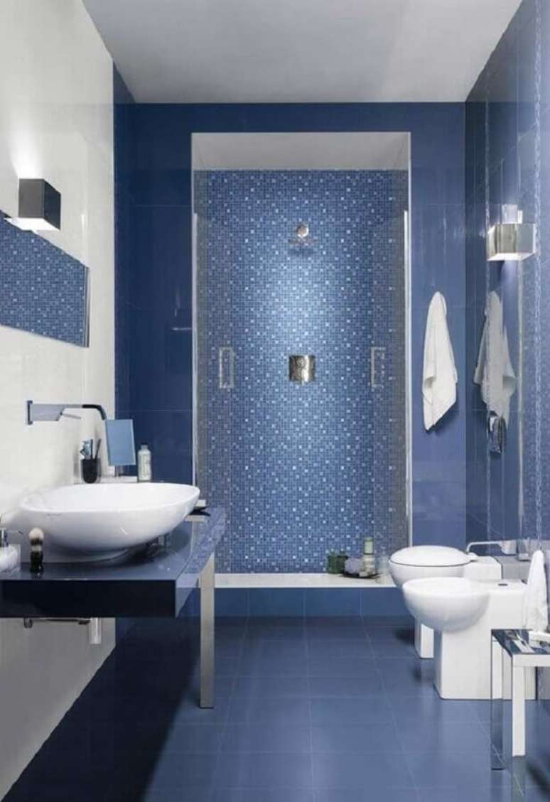 20. Revestimento para banheiro azul e branco moderno – Foto: Home Fashion Trend