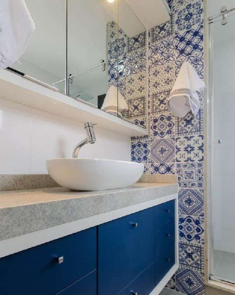 23. Decora&ccedil;&atilde;o de banheiro azul e branco com bancada cinza e azulejo portugu&ecirc;s &ndash; Foto: Pinterest