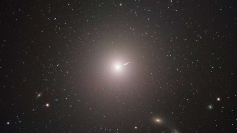 O buraco está no centro da galáxia Messier 87, a 55 milhões de anos-luz da Terra