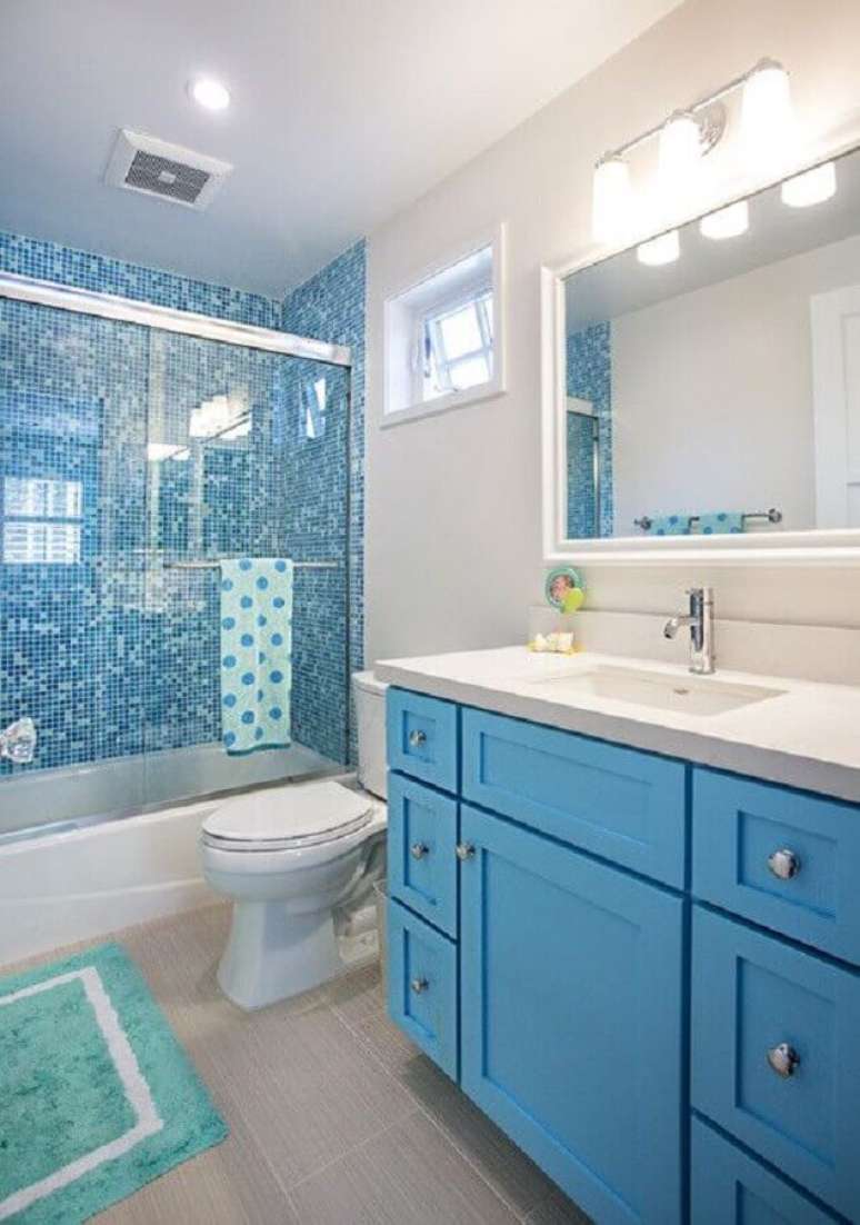 51. Decoração de banheiro com pastilha azul na área do box – Foto: Home Fashion Trend