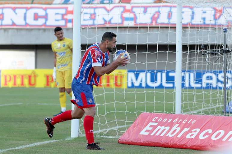 Gilberto comemorando um de seus quatro gols marcados contra o Altos na vitória pela Copa do Nordeste que acabou em 5 a 0 para o Bahia (Foto: Felipe Oliveira / EC Bahia)