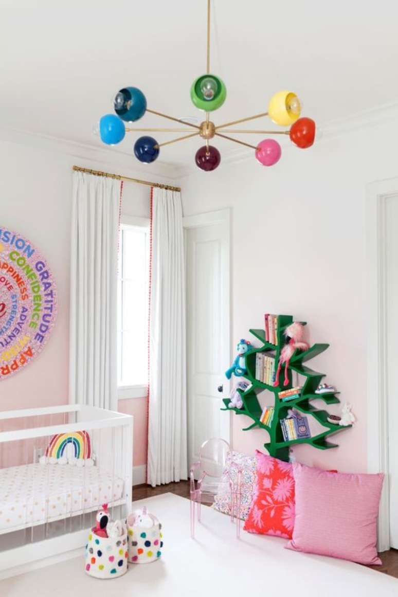 16. Lustre infantil colorido para quarto infantil – Foto Project Nursery