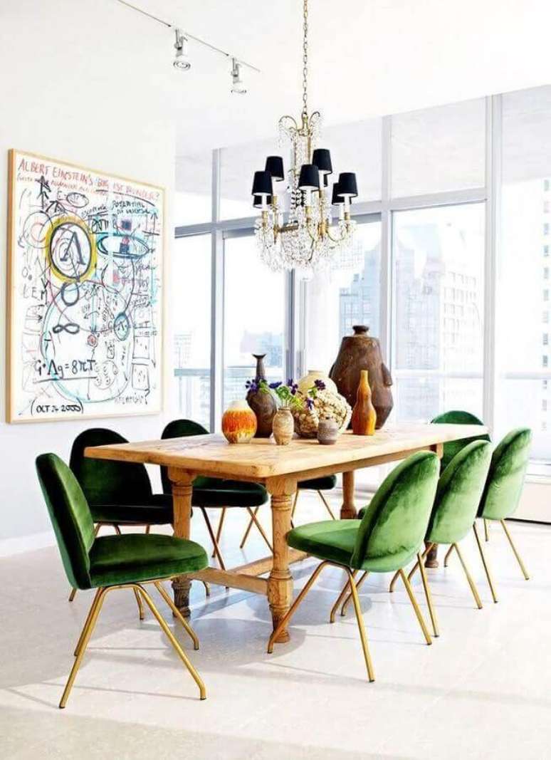 3. Decoração de sala de jantar branca com cadeira acolchoada verde para mesa de madeira rústica – Foto: Homedit