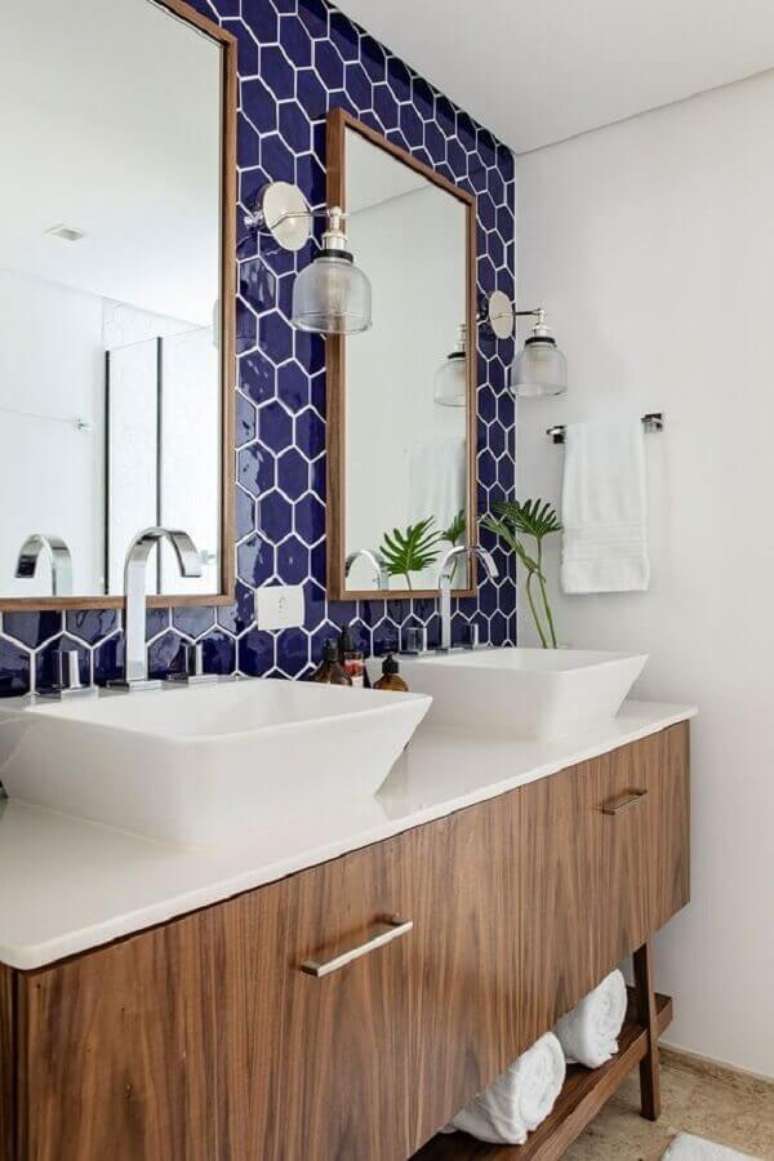 62. Azulejo para banheiro azul e branco decorado com gabinete de madeira – Foto: Casa de Valentina