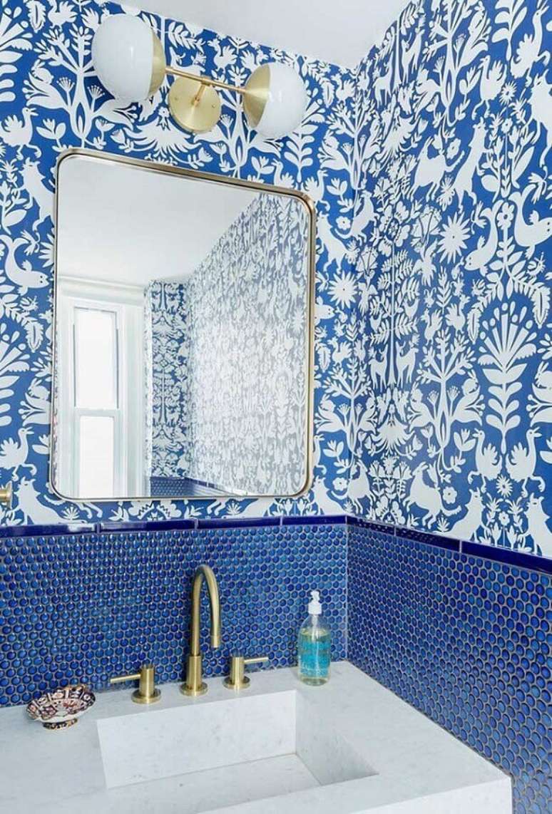 54. Papel de parede para decoração de banheiro azul com arandela dourada – Foto: We Heart It