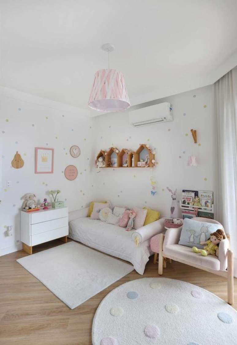 32. Lustre infantil rosa e branco na mesma paleta que o quarto – Foto Casa de Valentina