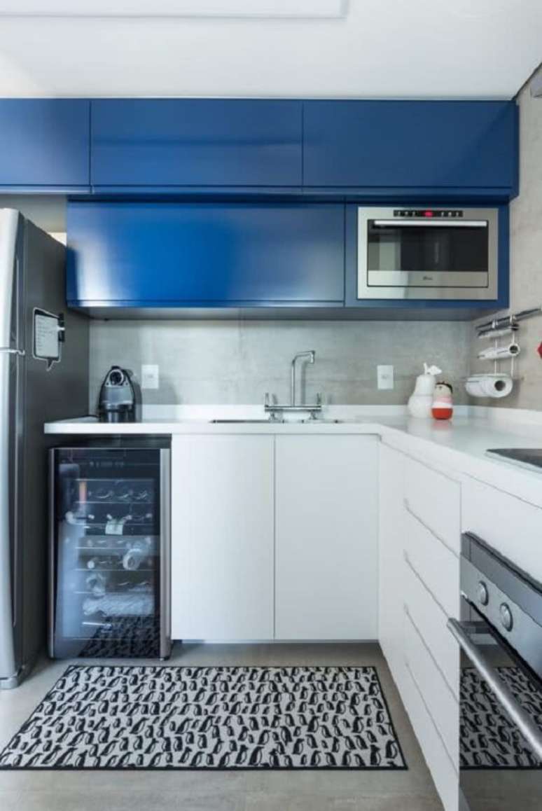 14. Parede de cimento queimado e armário aéreo basculante azul decoram a cozinha. Fonte: Pinterest