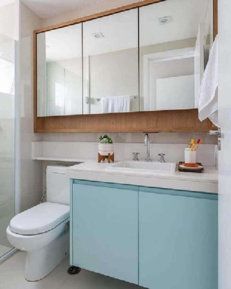 5. Espelheira de madeira para decoração de banheiro azul pastel e branco – Foto: Jeito de Casa