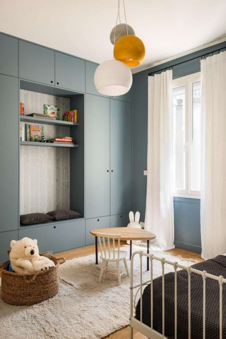 37. Quarto azul com lustre infantil branco e amarelo – Foto Pinterest