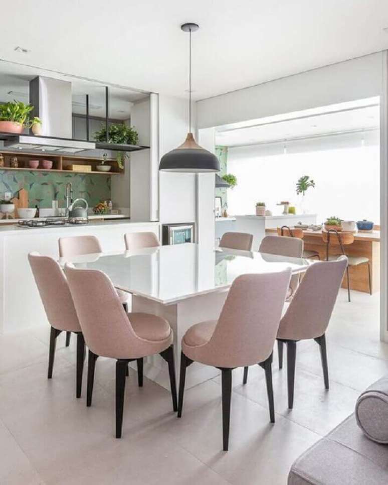 25. Decoração clean para cozinha branca com cadeira acolchoada rosa pastel – Foto: Jeito de Casa