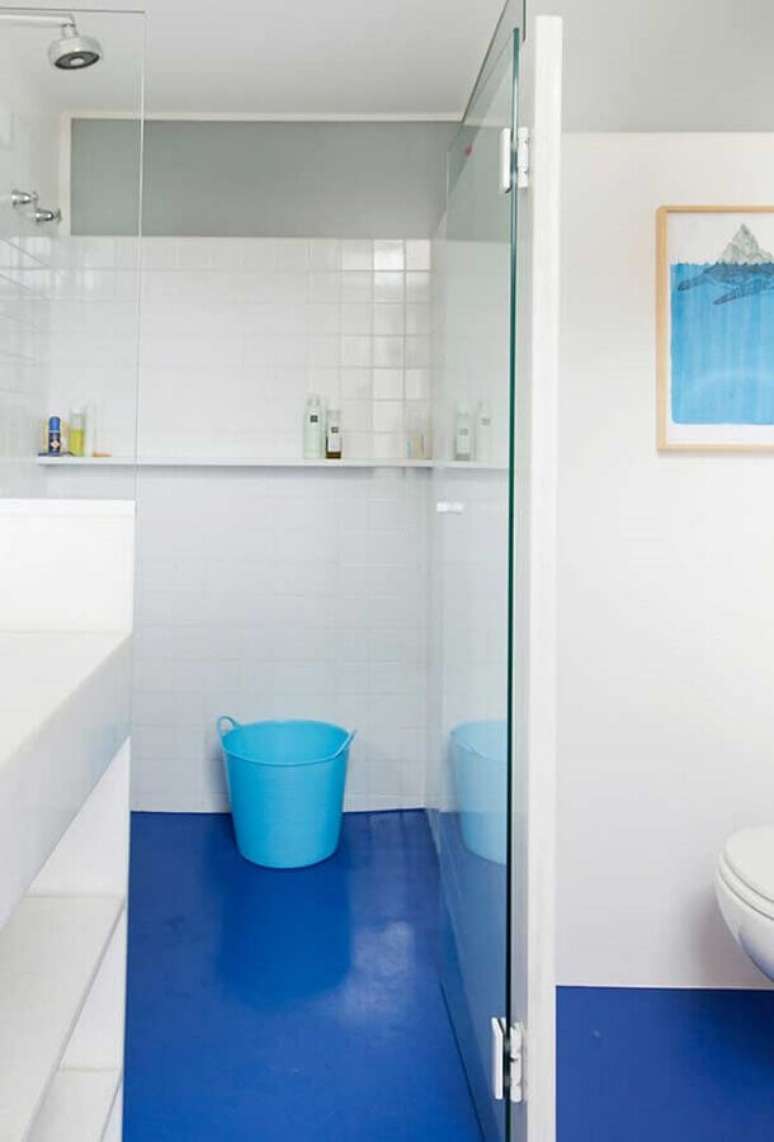 42. Piso para decoração de banheiro azul e branco simples – Foto: Pinterest