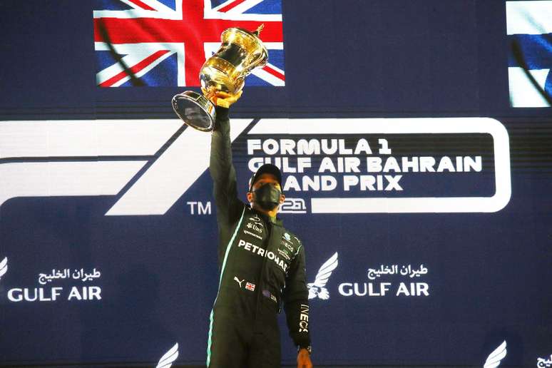 Hamilton celebra sua vitória no GP do Bahrein, após lutar contra Max Verstappen e gerenciar pneus de forma brilhante 