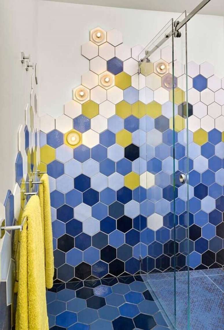 63. Modelo de revestimento para banheiro azul, branco e amarelo – Foto: Ideias Decor
