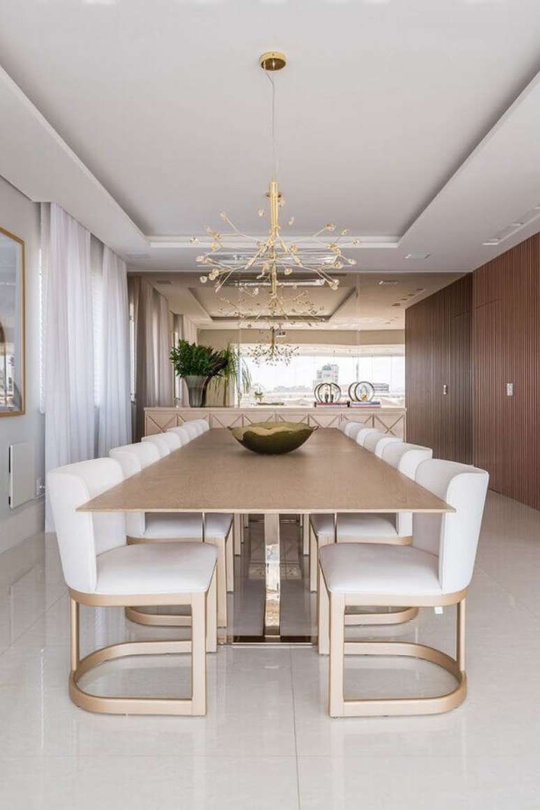 51. Mesa com cadeira acolchoada moderna para decoração de sala de jantar sofisticada – Foto: Casa de Valentina