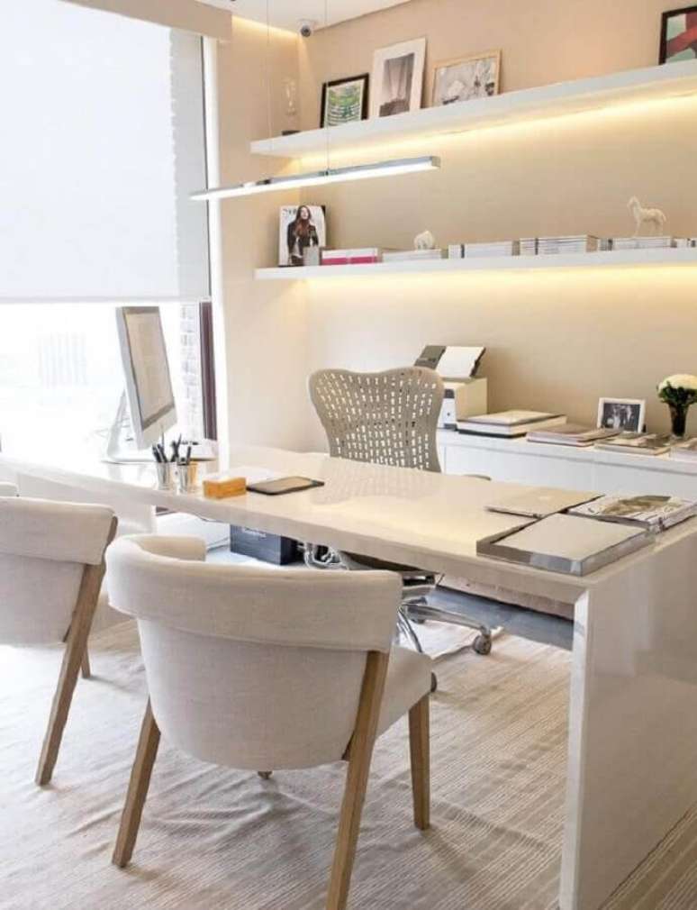 7. Decoração de escritório em cores claras com cadeira acolchoada confortável – Foto: Jeito de Casa