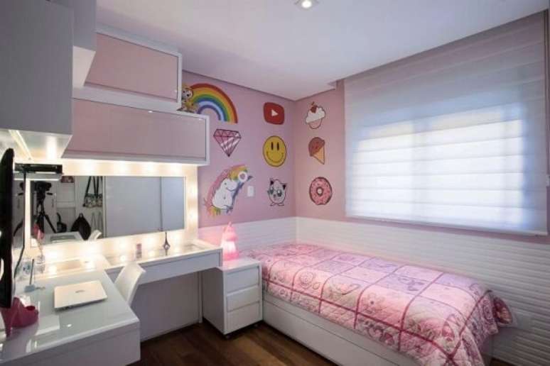 31. Modelo de armário aéreo porta basculante rosa otimiza o espaço do quarto feminino. Projeto por Katia Llaneli