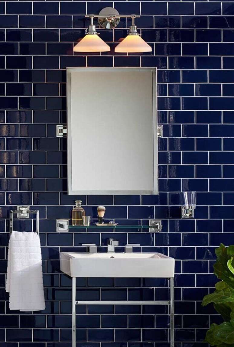 31. Decoração de banheiro azul marinho clássico – Foto: Pinterest