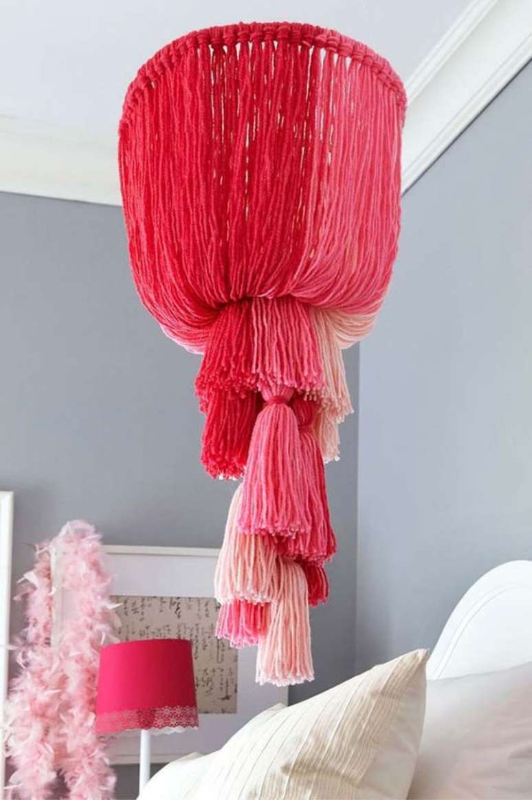 55. Quarto com lustre infantil rosa &ndash; Foto Pinterest